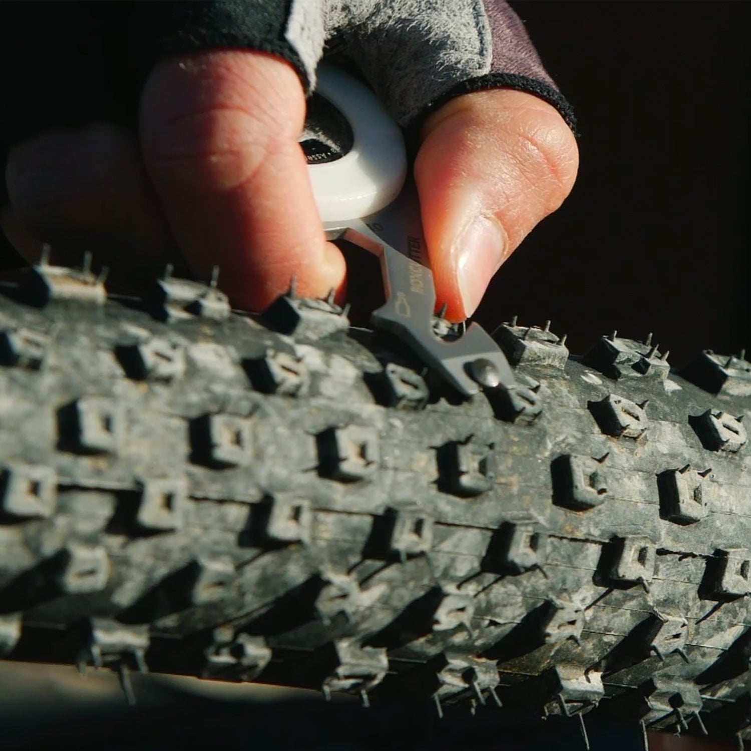 AirTag Multitool 5-in-1 Box Cutter